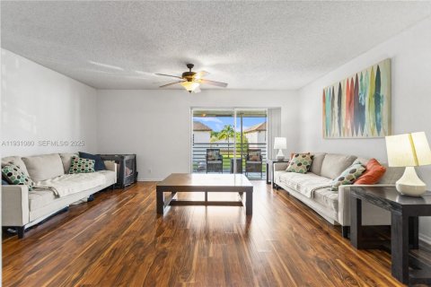 Condo in Margate, Florida, 2 bedrooms  № 1990746 - photo 1