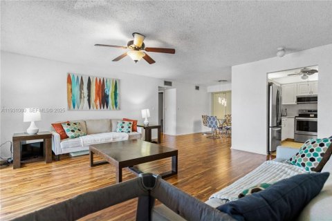 Condo in Margate, Florida, 2 bedrooms  № 1990746 - photo 6