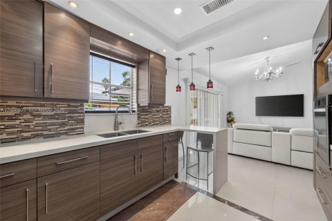 Купить виллу или дом в Майами, Флорида 4 спальни, 163.97м2, № 2176795 - фото 11