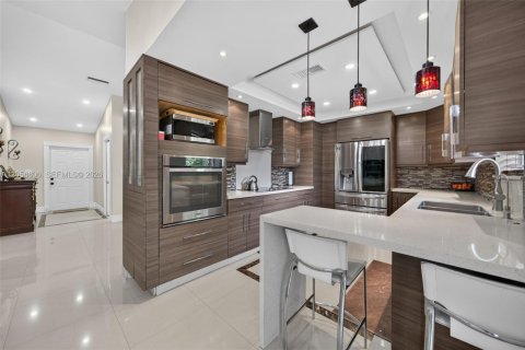 Купить виллу или дом в Майами, Флорида 4 спальни, 163.97м2, № 2176795 - фото 7