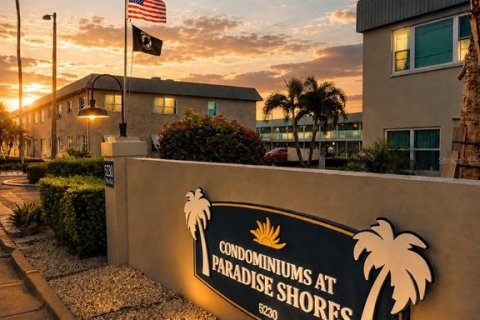 Condo in Saint Petersburg, Florida, 1 bedroom  № 2196241 - photo 2