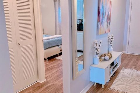 Condo in Saint Petersburg, Florida, 1 bedroom  № 2196241 - photo 8