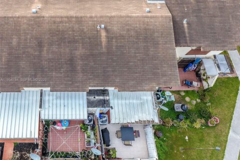 Condo in Sweetwater, Florida, 2 bedrooms  № 2009527 - photo 19