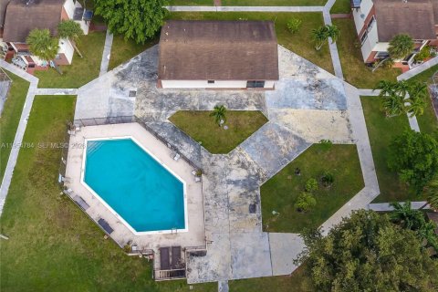 Condo in Sweetwater, Florida, 2 bedrooms  № 2009527 - photo 23