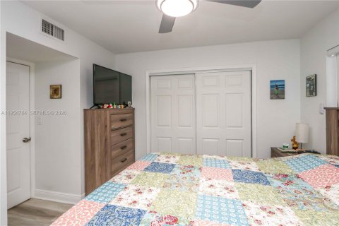 Condo in Sweetwater, Florida, 2 bedrooms  № 2009527 - photo 15