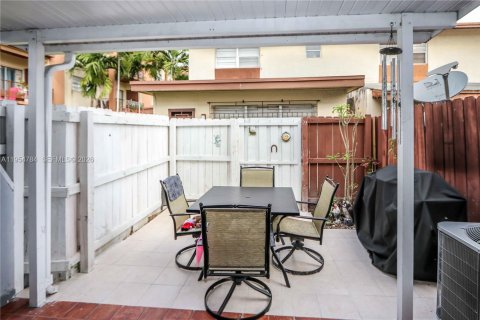 Condo in Sweetwater, Florida, 2 bedrooms  № 2009527 - photo 17