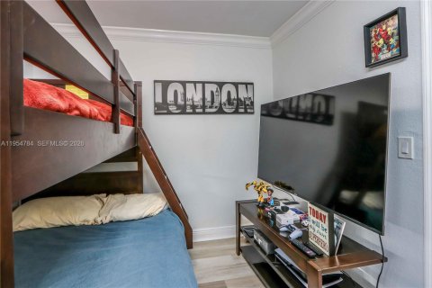 Condo in Sweetwater, Florida, 2 bedrooms  № 2009527 - photo 12