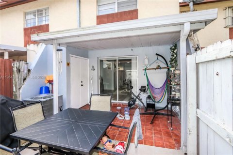 Condo in Sweetwater, Florida, 2 bedrooms  № 2009527 - photo 18