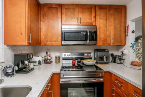 Condo in Sweetwater, Florida, 2 bedrooms  № 2009527 - photo 6