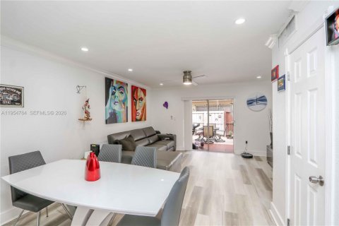 Condo in Sweetwater, Florida, 2 bedrooms  № 2009527 - photo 2