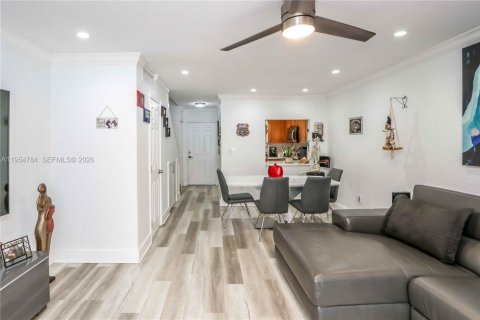 Condo in Sweetwater, Florida, 2 bedrooms  № 2009527 - photo 4