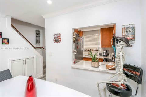 Condo in Sweetwater, Florida, 2 bedrooms  № 2009527 - photo 8