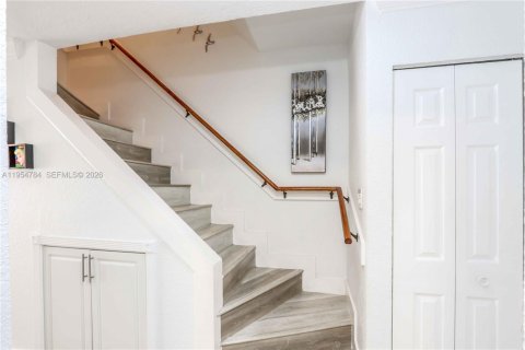 Condo in Sweetwater, Florida, 2 bedrooms  № 2009527 - photo 10