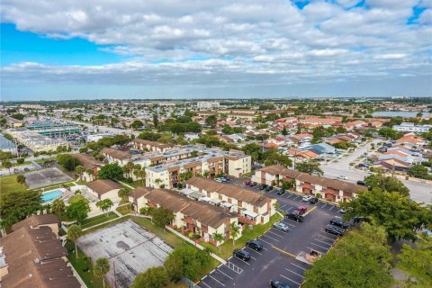 Condo in Sweetwater, Florida, 2 bedrooms  № 2009527 - photo 27