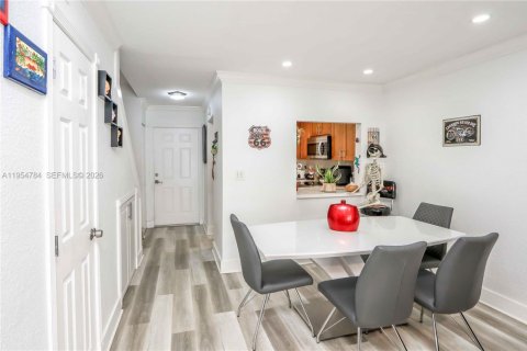 Condo in Sweetwater, Florida, 2 bedrooms  № 2009527 - photo 3