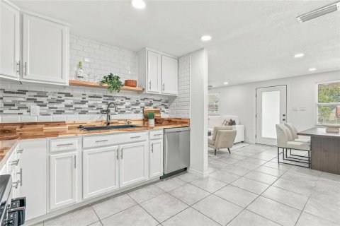 Villa ou maison à vendre à Tampa, Floride: 4 chambres, 133.41 m2 № 2429135 - photo 8