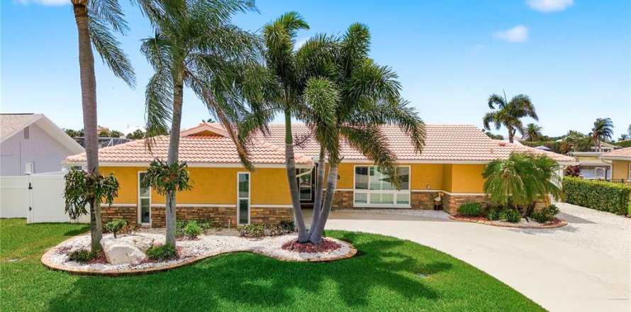 Casa en New Port Richey, Florida 4 dormitorios, 206.43 m2 № 2213255