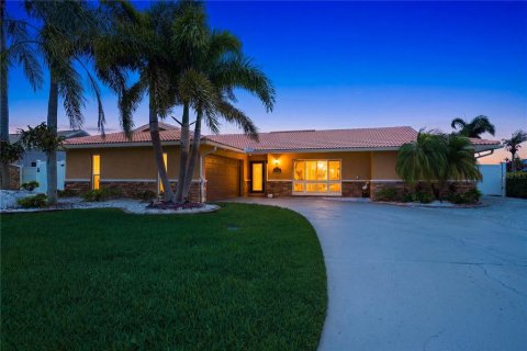 Casa en venta en New Port Richey, Florida, 4 dormitorios, 206.43 m2 № 2213255 - foto 3