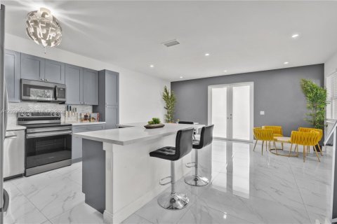 Touwnhouse à louer à Miami, Floride: 4 chambres, 139.35 m2 № 2390354 - photo 2