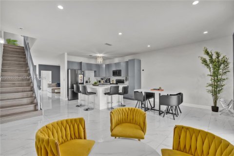 Touwnhouse à louer à Miami, Floride: 4 chambres, 139.35 m2 № 2390354 - photo 3