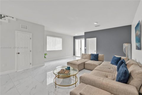 Touwnhouse à louer à Miami, Floride: 4 chambres, 139.35 m2 № 2390354 - photo 9