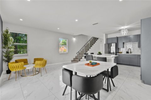 Touwnhouse à louer à Miami, Floride: 4 chambres, 139.35 m2 № 2390354 - photo 11