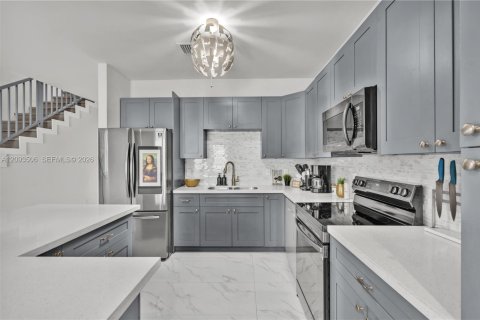 Touwnhouse à louer à Miami, Floride: 4 chambres, 139.35 m2 № 2390354 - photo 12