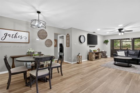 House in Coconut Creek, Florida 2 bedrooms, 130.34 sq.m. № 1988490 - photo 5