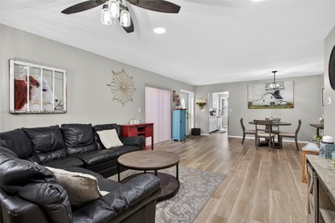 House in Coconut Creek, Florida 2 bedrooms, 130.34 sq.m. № 1988490 - photo 8