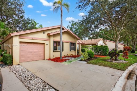 House in Coconut Creek, Florida 2 bedrooms, 130.34 sq.m. № 1988490 - photo 2