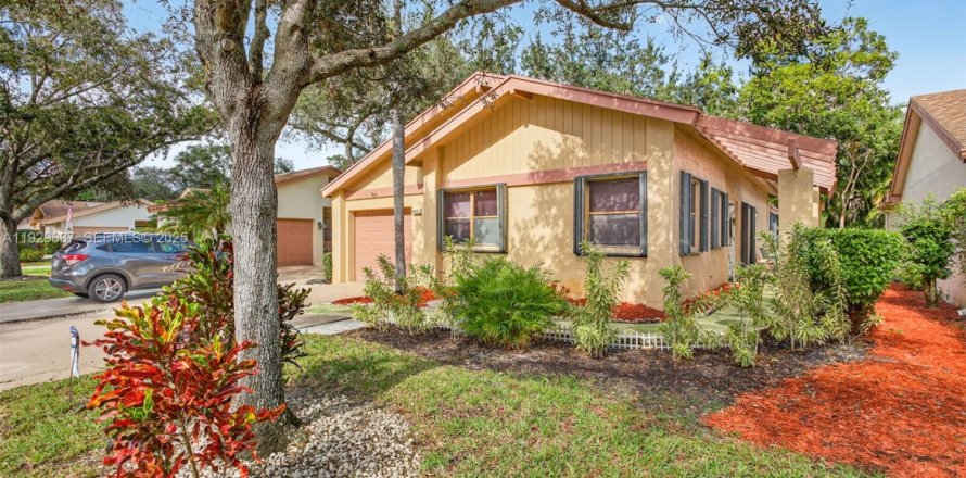 House in Coconut Creek, Florida 2 bedrooms, 130.34 sq.m. № 1988490