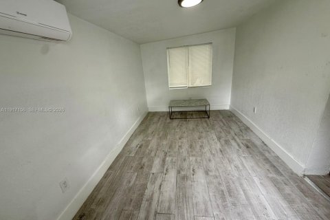 Propiedad comercial en alquiler en Miami, Florida, 1 dormitorio, 37.07 m2 № 2016689 - foto 2