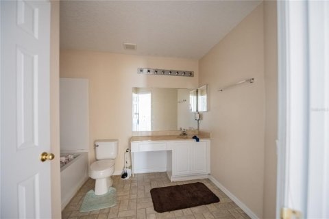 House in Lakeland, Florida 4 bedrooms, 275.46 sq.m. № 1542477 - photo 12