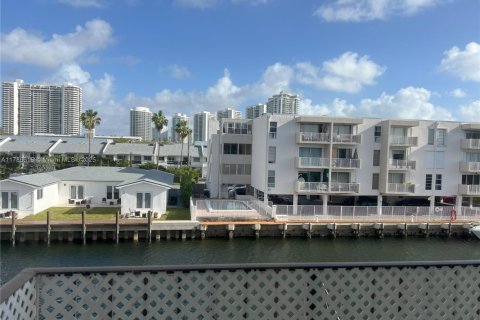 Condo in North Miami Beach, Florida, 2 bedrooms  № 1741883 - photo 3