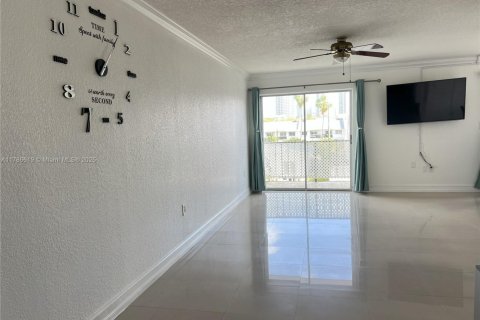 Condo in North Miami Beach, Florida, 2 bedrooms  № 1741883 - photo 2