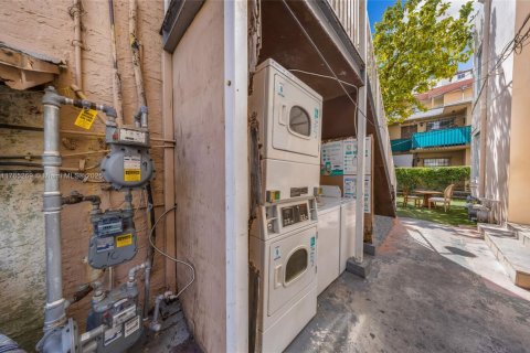 Commercial property in Miami, Florida № 1860770 - photo 14