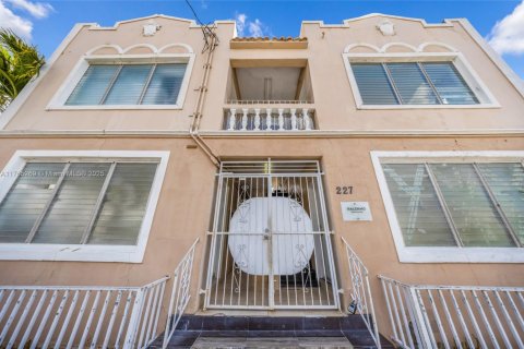 Commercial property in Miami, Florida № 1860770 - photo 1