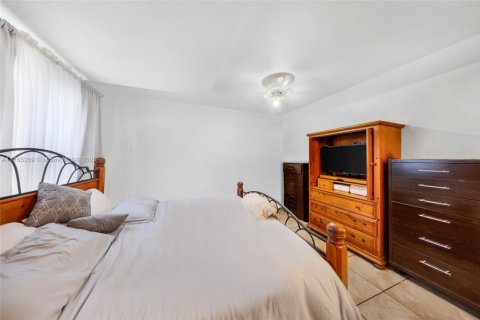 Commercial property in Miami, Florida № 1860770 - photo 13