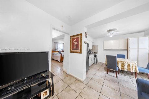 Commercial property in Miami, Florida № 1860770 - photo 8