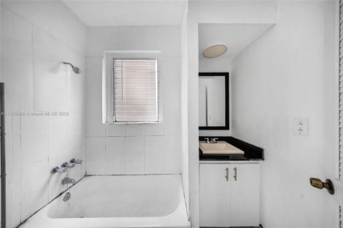Commercial property in Miami, Florida № 1860770 - photo 16