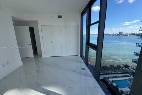 Condominio en alquiler en Miami, Florida, 5 dormitorios, 240.06 m2 № 2059942 - foto 20