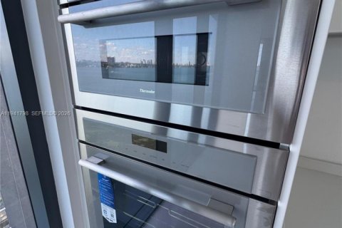 Condominio en alquiler en Miami, Florida, 5 dormitorios, 240.06 m2 № 2059942 - foto 2