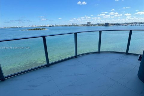 Condominio en alquiler en Miami, Florida, 5 dormitorios, 240.06 m2 № 2059942 - foto 8