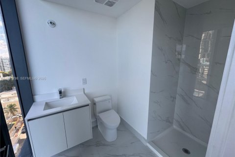 Condominio en alquiler en Miami, Florida, 5 dormitorios, 240.06 m2 № 2059942 - foto 23