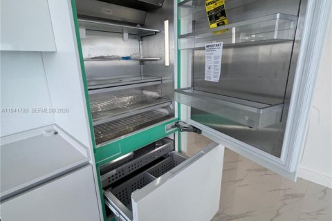 Condominio en alquiler en Miami, Florida, 5 dormitorios, 240.06 m2 № 2059942 - foto 6