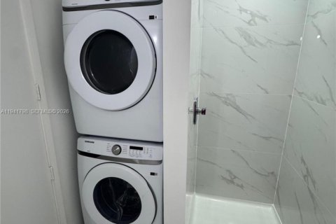 Condominio en alquiler en Miami, Florida, 5 dormitorios, 240.06 m2 № 2059942 - foto 17