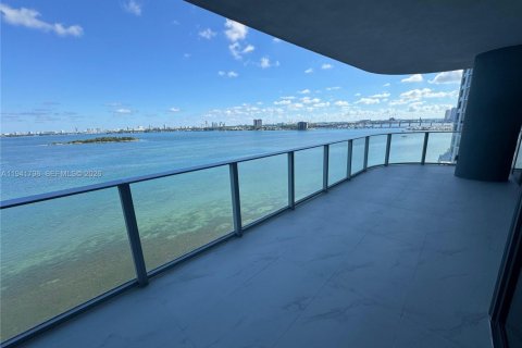 Condominio en alquiler en Miami, Florida, 5 dormitorios, 240.06 m2 № 2059942 - foto 11