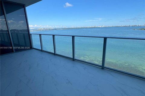 Condominio en alquiler en Miami, Florida, 5 dormitorios, 240.06 m2 № 2059942 - foto 10