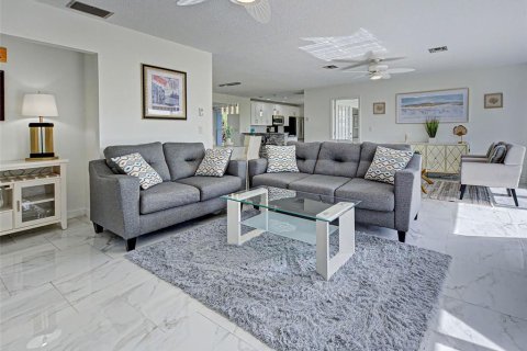 Condo in Venice, Florida, 2 bedrooms  № 2200387 - photo 21