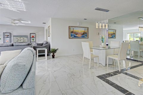 Condo in Venice, Florida, 2 bedrooms  № 2200387 - photo 15